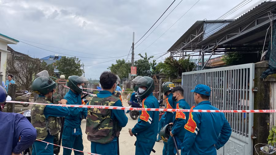 Lực lượng chức năng chốt chặn không cho người dân vào bên trong hiện trường. Lực lượng chức năng chốt chặn không cho người dân vào bên trong hiện trường.