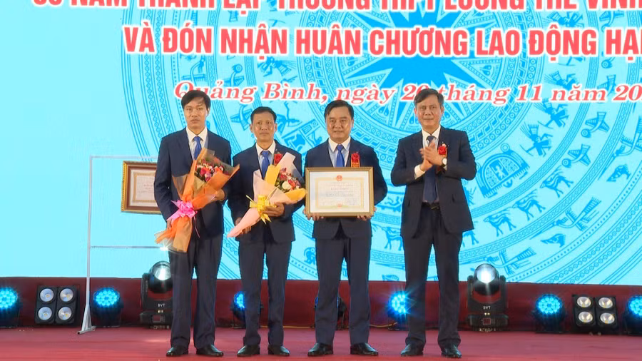 Ông Trần Thắng, Chủ tịch UBND tỉnh Quảng Bình trao Bằng khen của Chủ tịch UBND tỉnh cho tập thể lãnh đạo Trường THPT Lương Thế Vinh.