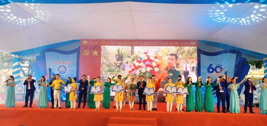Thầy Trần Thanh Hải, Hiệu trưởng Trường THPT Lương Thế Vinh tặng hoa cho các đội văn nghệ.
