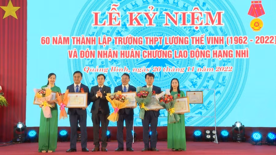 Thừa ủy quyền Bộ GD&amp;ĐT, ông Đặng Ngọc Tuấn tặng Bằng khen của Bộ GD&amp;ĐT cho các thầy cô giáo Trường THPT Lương Thế Vinh.