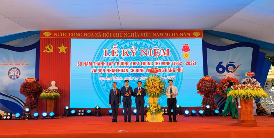 Ông Trương An Ninh, Bí thư Thị ủy thị xã Ba Đồn tặng hoa chúc mừng tại Lễ kỷ niệm.