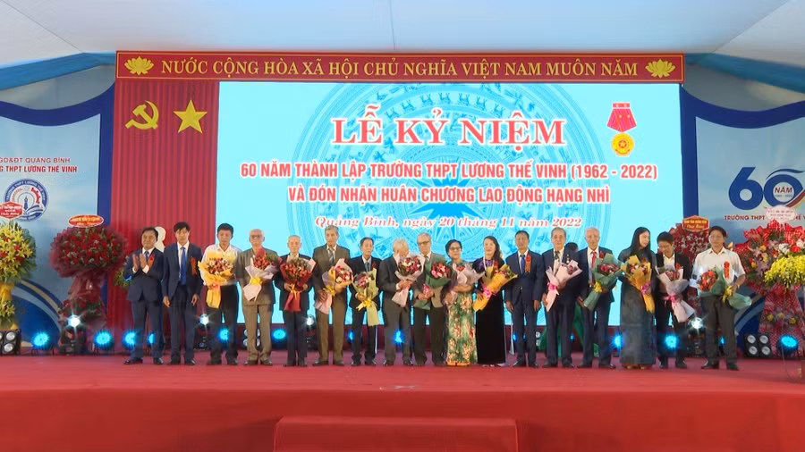 Ban giám hiệu Trường THPT Lương Thế Vinh tặng hoa tri ân nguyên lãnh đạo Trường THPT Lương Thế Vinh qua các thời kỳ.