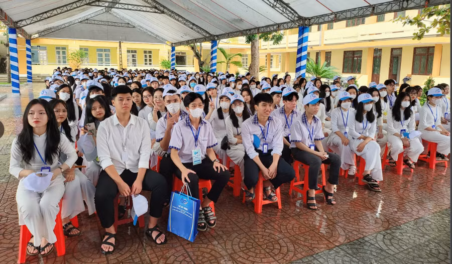 Các em học sinh Trường THPT Lương Thế Vinh tham dự Lễ kỷ niệm 60 năm ngày thành lập trường.