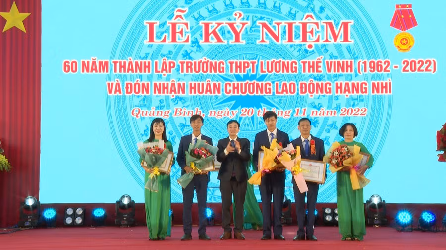 Ông Đặng Ngọc Tuấn, Giám đốc Sở GD&amp;ĐT trao Giấy khen cho các thầy cô giáo Trường THPT Lương Thế Vinh.