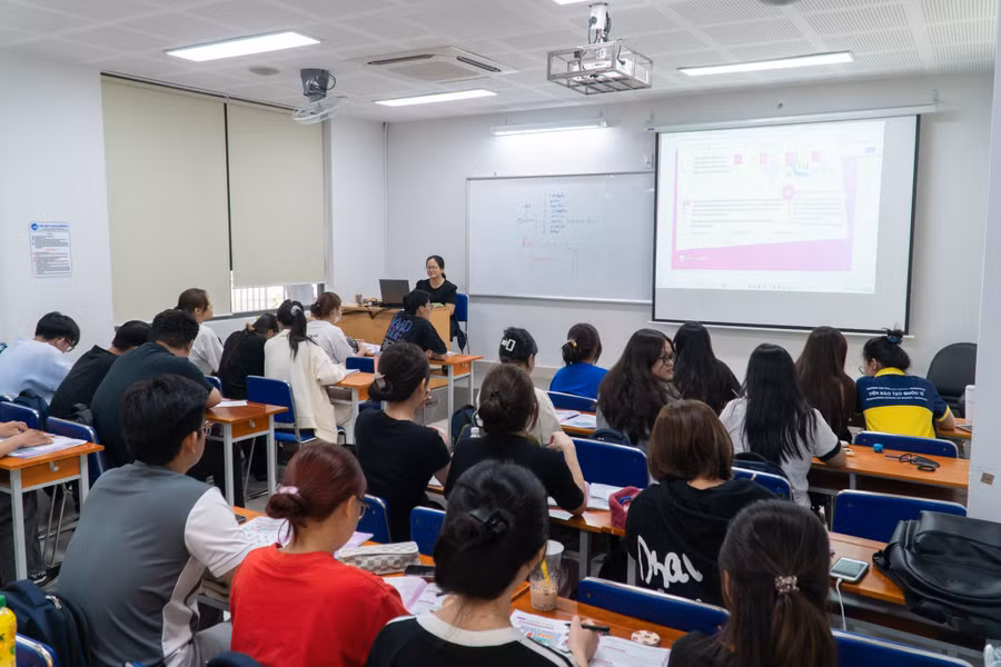 Trường cam kết môi trường làm việc thuận lợi để đội ngũ giảng viên, viên chức có cơ hội phát triển bản thân và đóng góp cho trường. Ảnh MT