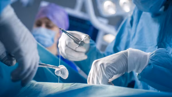 Cấp cứu thiếu niên bị chém ở cổ tay