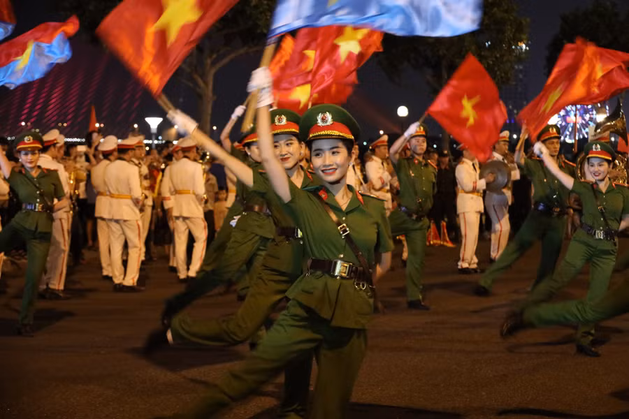 Hình ảnh nữ công an xinh đẹp cùng đoàn nhạc. Ảnh: Hoàng Vinh. Hình ảnh nữ công an xinh đẹp cùng đoàn nhạc. Ảnh: Hoàng Vinh.