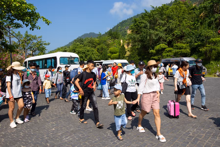 Lượng khách đến Khu du lịch Núi Thần Tài. Lượng khách đến Khu du lịch Núi Thần Tài.