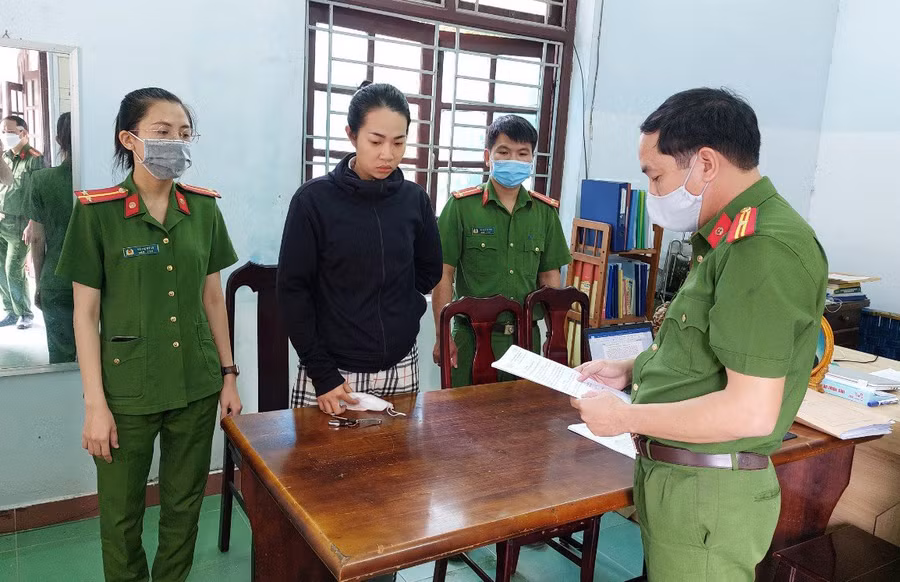 Công an đọc lệnh bắt tạm giam đối với Phạm Thị Mỹ Hằng. Ảnh: Công an. 