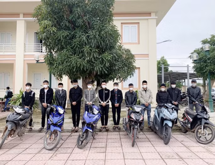 Nhóm đối tượng liên quan trong vụ việc sử dụng hung khí gây rối trật tự công cộng.