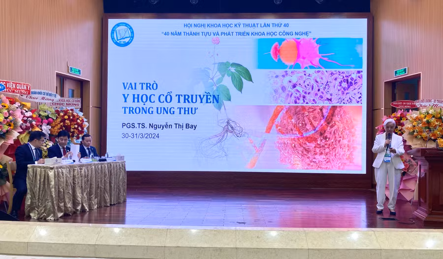 PGS. Nguyễn Thị Bay đang trình bày bài báo cáo tựa đề “Vai trò Y học cổ truyền trong điều trị ung thư”. Ảnh: Cẩm Anh