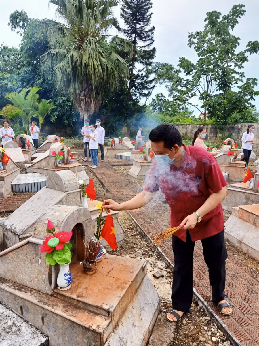 Thầy trò trường THPT Hàm Yên thắp hương tri ân tại nghĩa trang Liệt sỹ huyện Hàm Yên