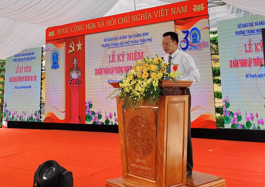 Thầy Nguyễn Hữu Dũng, Hiệu trưởng Trường THPT Trần Phú phát biểu tại Lễ kỷ niệm.