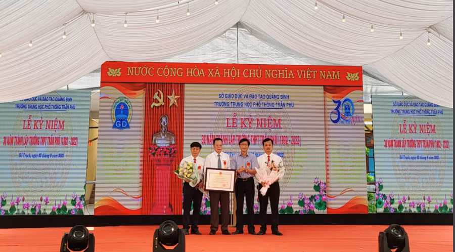 Trường THPT Trần Phú vinh dự đón nhận Bằng khen của Bộ trưởng Bộ Giáo dục và Đào tạo.