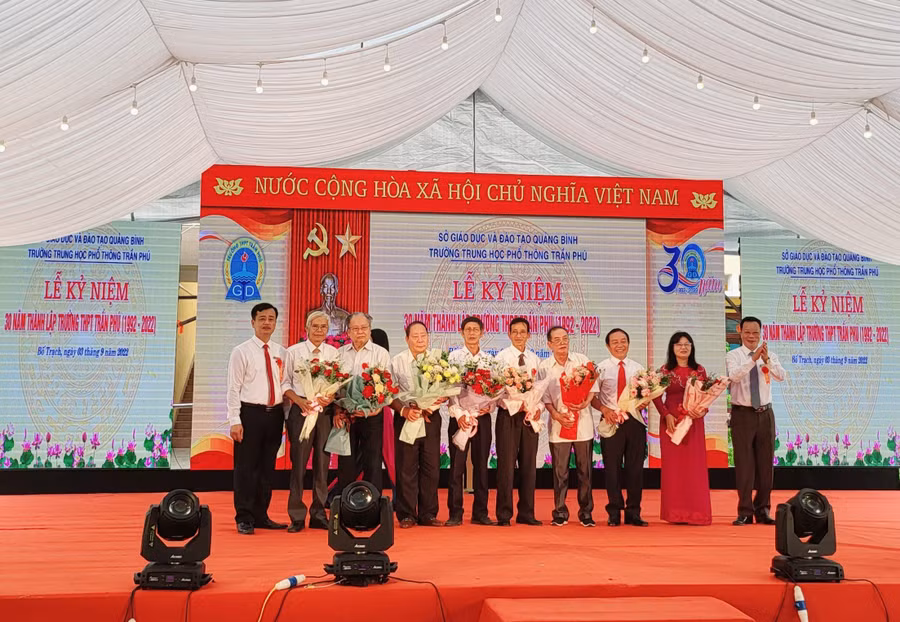 Tập thể lãnh đạo Trường THPT Trần Phú tặng hoa đến các thế hệ giáo viên của nhà trường qua các thời kỳ.