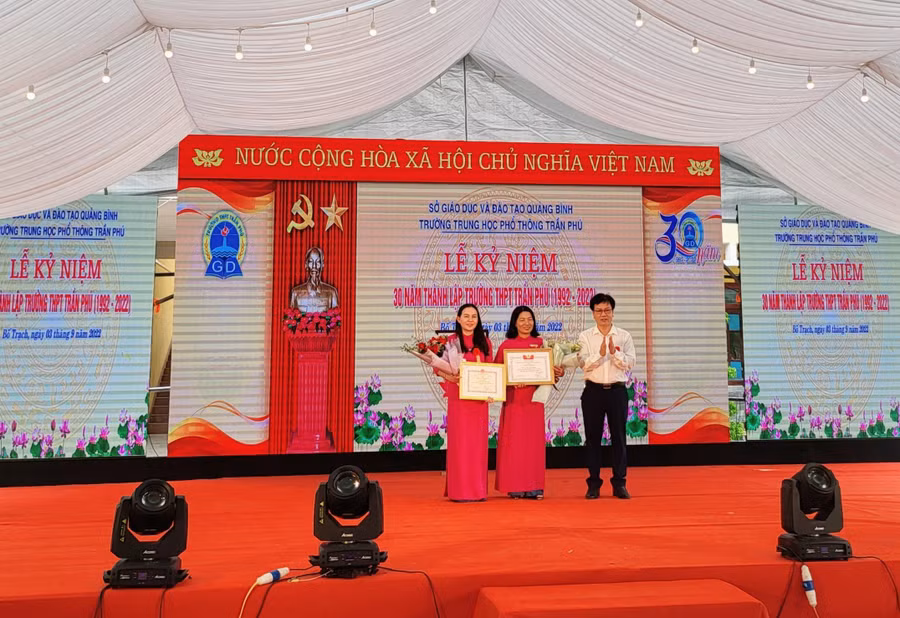 Ông Nguyễn Tất Thiện, Chủ tịch Công đoàn ngành Giáo dục tỉnh Quảng Bình tặng Giấy khen của Giám đốc Sở GD&amp;ĐT cho các giáo viên có thành tích xuất sắc trong công tác giảng dạy.