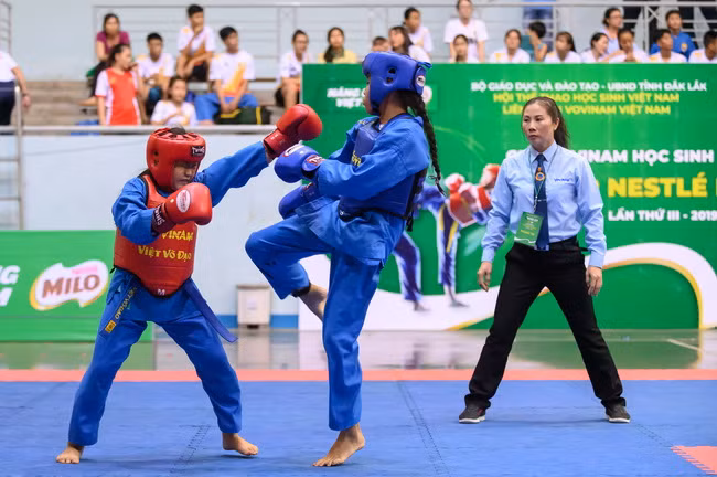 Pha tấn công của vận động viên áo xanh khiến đối thủ phải phòng thủ. Pha tấn công của vận động viên áo xanh khiến đối thủ phải phòng thủ.