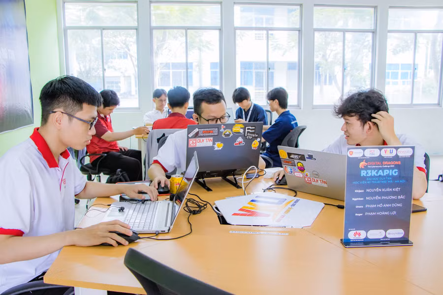 Các đội thi chung kết sẽ vượt qua nhiều thử thách trong vòng 4 giờ đồng hồ. Ảnh: Hoàng Vinh. Các đội thi chung kết sẽ vượt qua nhiều thử thách trong vòng 4 giờ đồng hồ. Ảnh: Hoàng Vinh.