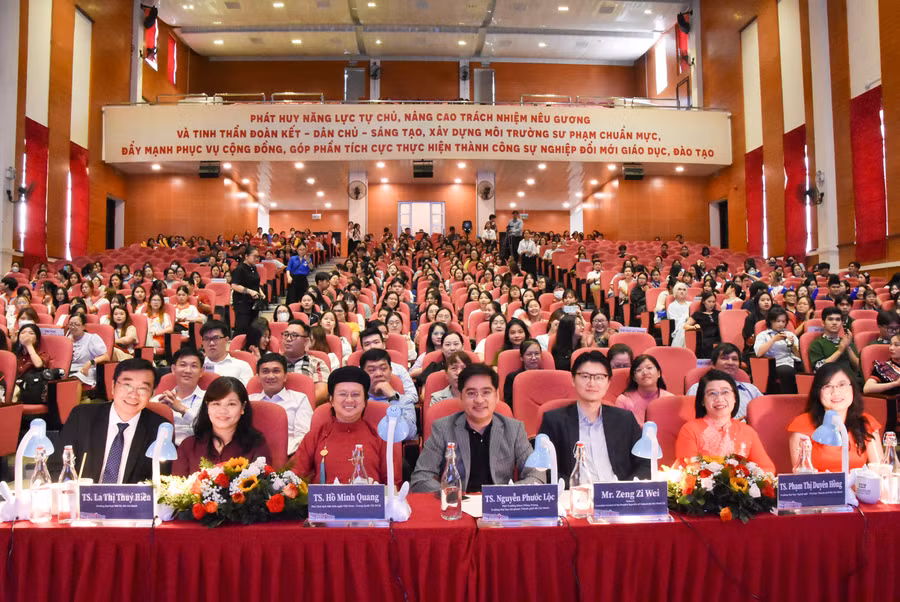 Gần 1000 cổ động viên đến tham gia, cổ vũ và đồng hành cùng các thí sinh. Gần 1000 cổ động viên đến tham gia, cổ vũ và đồng hành cùng các thí sinh.