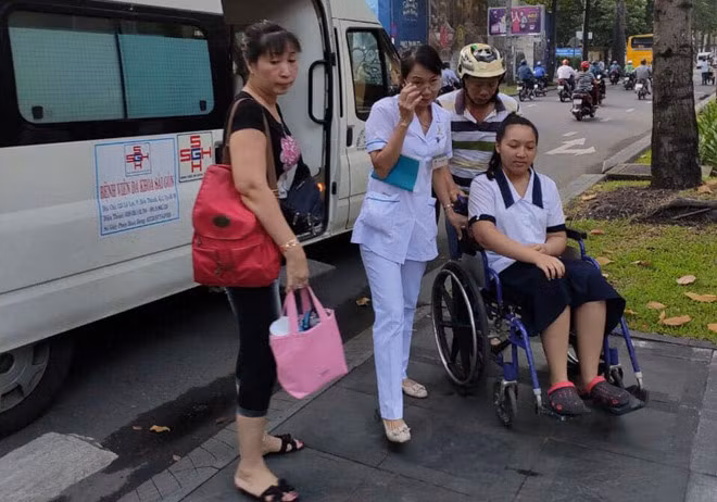 Thí sinh được đưa đến trường thi bằng xe cấp cứu (Ảnh internet).