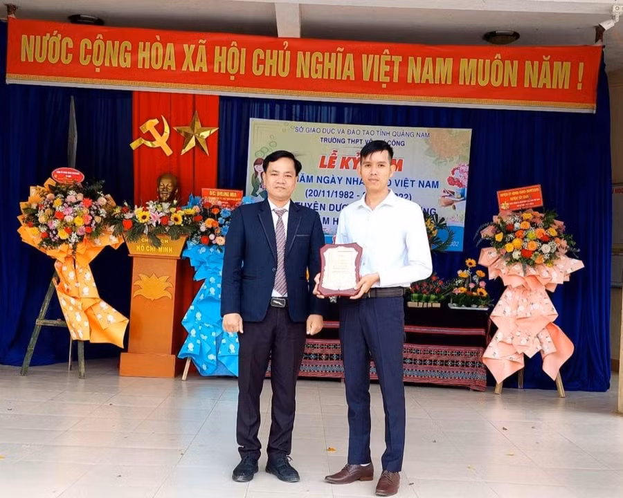 Thầy giáo Nguyễn Văn Lĩnh (bên phải), không chỉ giỏi về chuyên môn mà còn là một thủ lĩnh Đoàn năng nổ, sáng tạo.