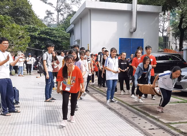 SV tham gia các trò chơi vận động vượt chướng ngại vật