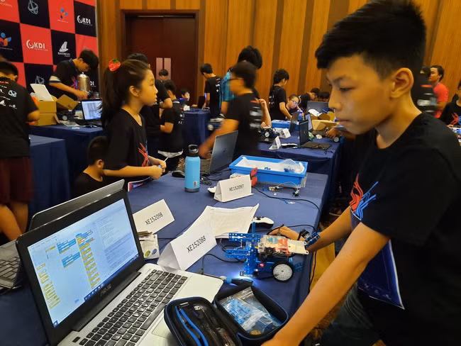 Các thí sinh lập trình cho robot "Chiến binh bảo vệ thành phố" Các thí sinh lập trình cho robot "Chiến binh bảo vệ thành phố"