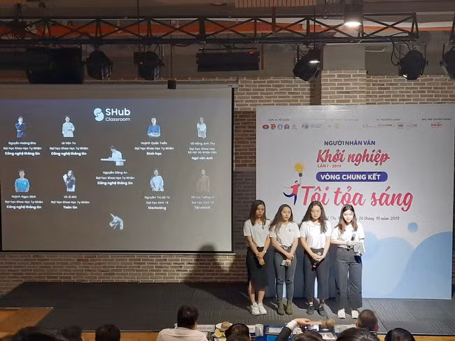 Thành viên nhóm dự án Shub classroom - kết nối học sinh với giáo viên trả lời câu hỏi từ Ban giám khảo
