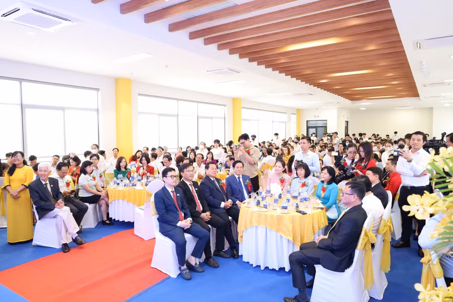 Buổi lễ có sự tham gia của các đại biểu, cán bộ, giáo viên, phụ huynh học sinh và đối tác của Công ty cổ phần đầu tư xây dựng BCONS. Buổi lễ có sự tham gia của các đại biểu, cán bộ, giáo viên, phụ huynh học sinh và đối tác của Công ty cổ phần đầu tư xây dựng BCONS.