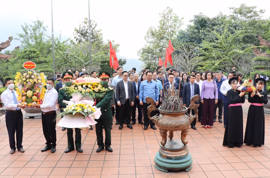 Đoàn đại biểu Hội Nhà báo Việt Nam cùng lãnh đạo tỉnh Thái Nguyên dâng hương tưởng niệm Chủ tịch Hồ Chí Minh tại Nhà tưởng niệm của Người trên đỉnh đèo De (Phú Đình, Định Hóa, Thái Nguyên)
