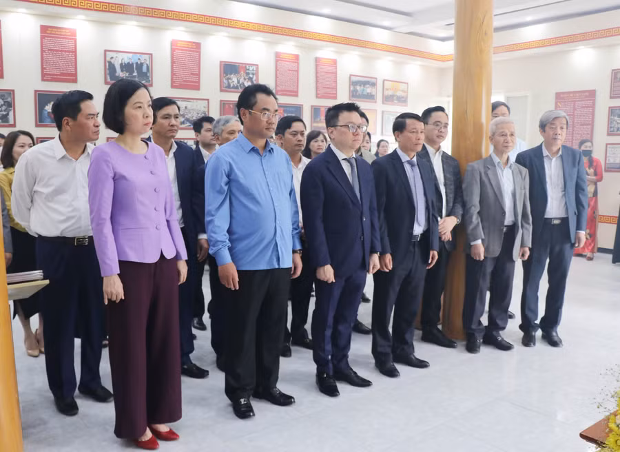 Đoàn đại biểu Hội Nhà báo Việt Nam cùng lãnh đạo tỉnh Thái Nguyên cùng hành hương về nguồn tại ATK