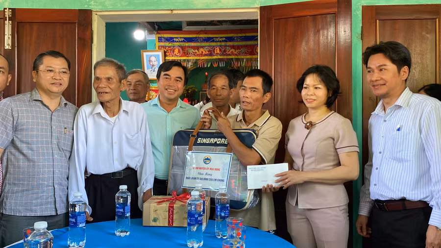 Ông Tô Văn Hùng (áo xanh), Bí thư Huyện uỷ Hoà Vang cùng lãnh đạo xã Hoà Khương đến thăm và tặng quà anh Chung và gia đình.