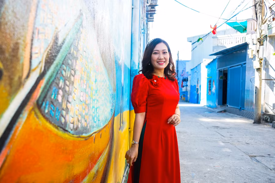 Mọi người hào hứng chụp ảnh lưu niệm với con đường bích họa mới bên biển Đà Nẵng.