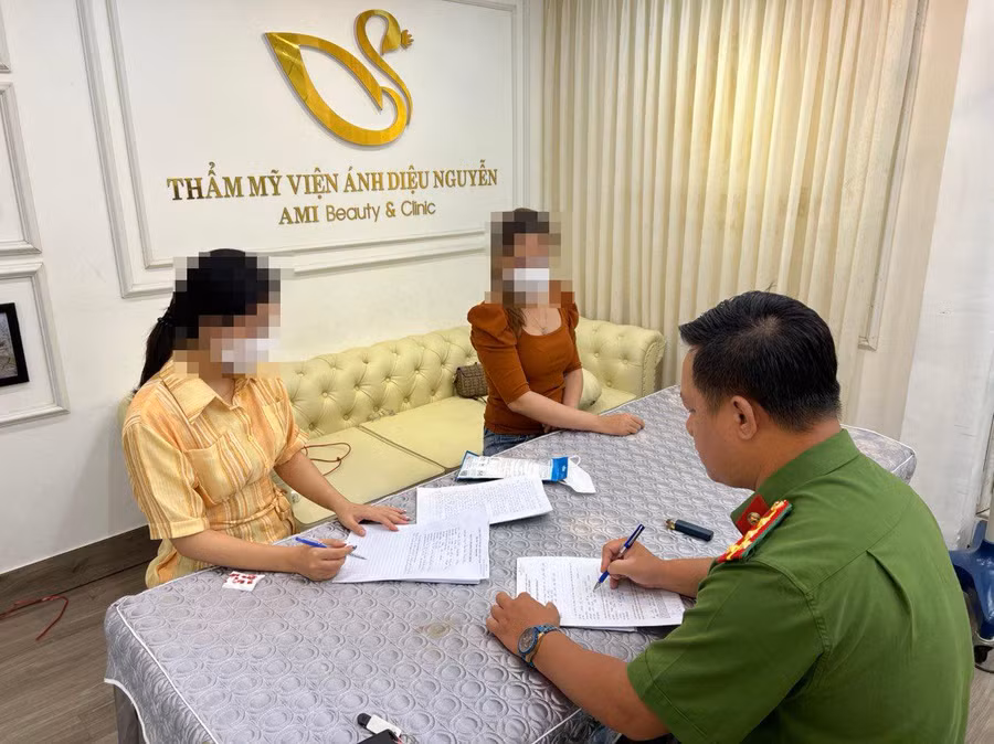 Công an lập biên bản với chủ thẩm mỹ viện. Ảnh: Công an. 