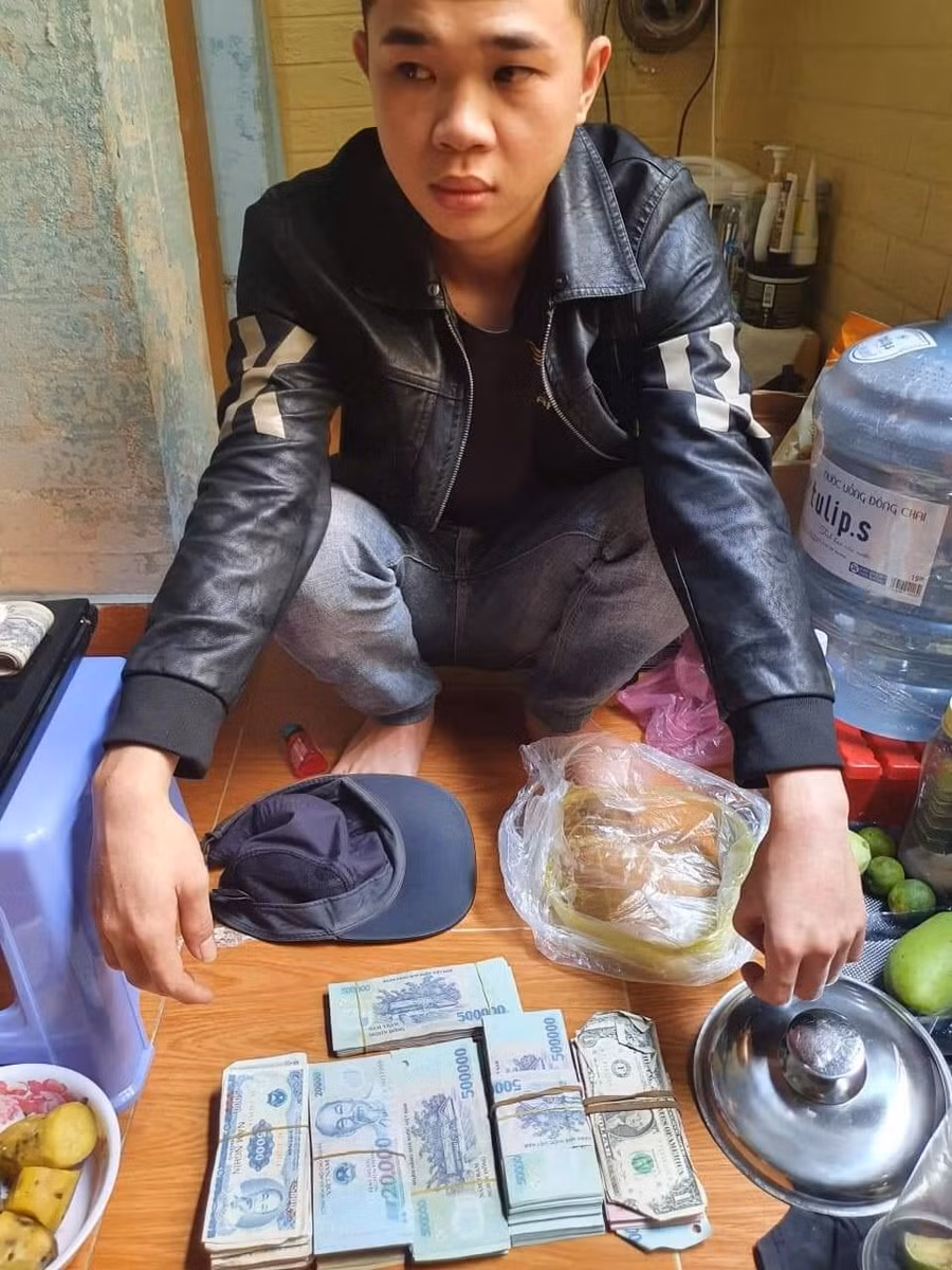 Đối tượng Đan cùng tang vật.