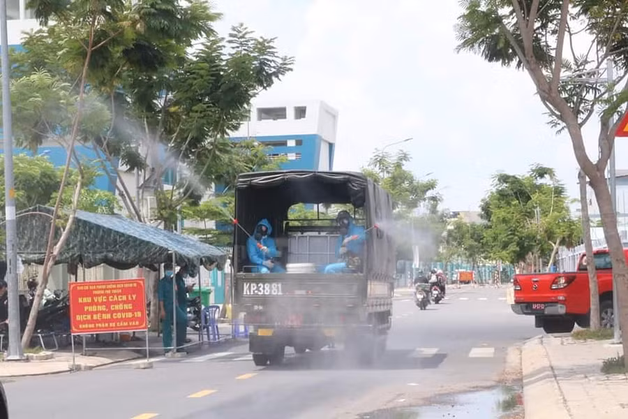 Phun khử khuẩn tại các khu vực cách ly tại quận 7 ( Ảnh: Nam Sài Gòn)
