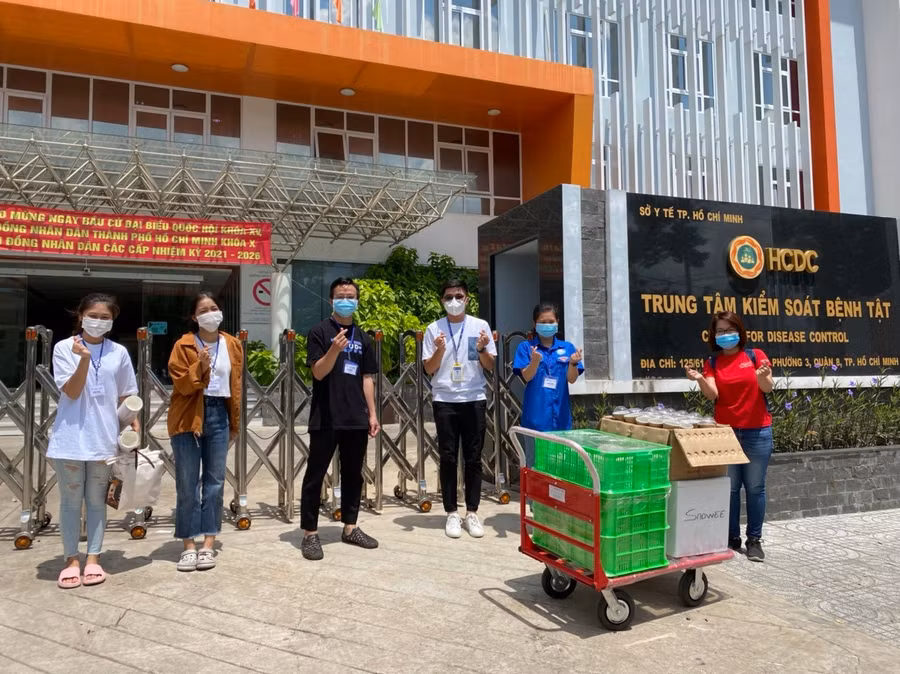  “Suất ăn tử tế” được mang đến Trung tâm Kiểm soát bệnh tật TP.HCM để tiếp lửa cho đội ngũ y tế, các tình nguyện viên (Ảnh: NTCC)