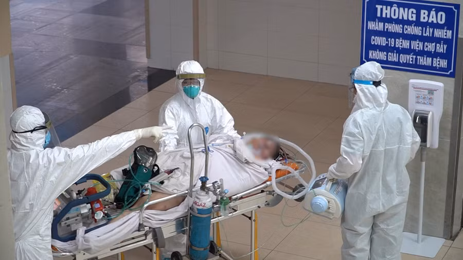 Bác sĩ BV Chợ Rẫy đặt ECMO kịp thời và chuyển về khu cách ly khoa ở Bệnh nhiệt đới BV Chợ Rẫy để điều trị (Ảnh:BVCC)
