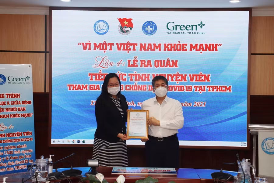 PGS TS Nguyễn Hoàng Bắc - Phó Hiệu Trưởng phụ trách Đại học Y Dược TP.HCM trao thư cảm ơn đơn vị tài trợ Tập đoàn đầu tư tài chính Green+. Ảnh: NTCC).