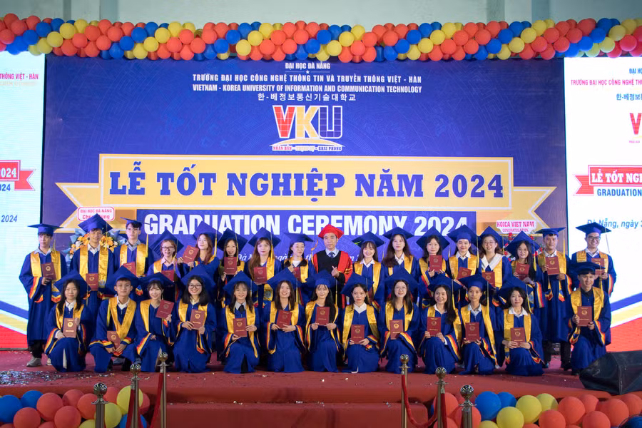 Trao bằng tốt nghiệp năm 2024 cho 288 tân kỹ sư, cử nhân khóa 3. Trao bằng tốt nghiệp năm 2024 cho 288 tân kỹ sư, cử nhân khóa 3.