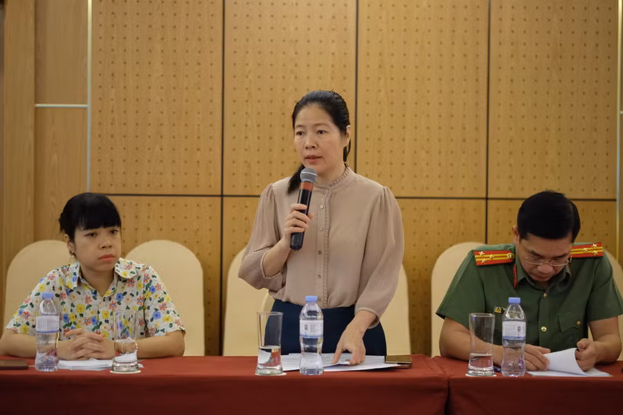 Bà Lê Thị Bích Thuận - Giám đốc Sở GD&ĐT TP Đà Nẵng báo cáo. Bà Lê Thị Bích Thuận - Giám đốc Sở GD&ĐT TP Đà Nẵng báo cáo.