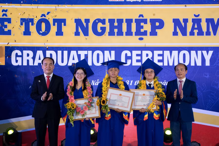 Vinh danh 3 thủ khoa của 3 ngành học. Vinh danh 3 thủ khoa của 3 ngành học.