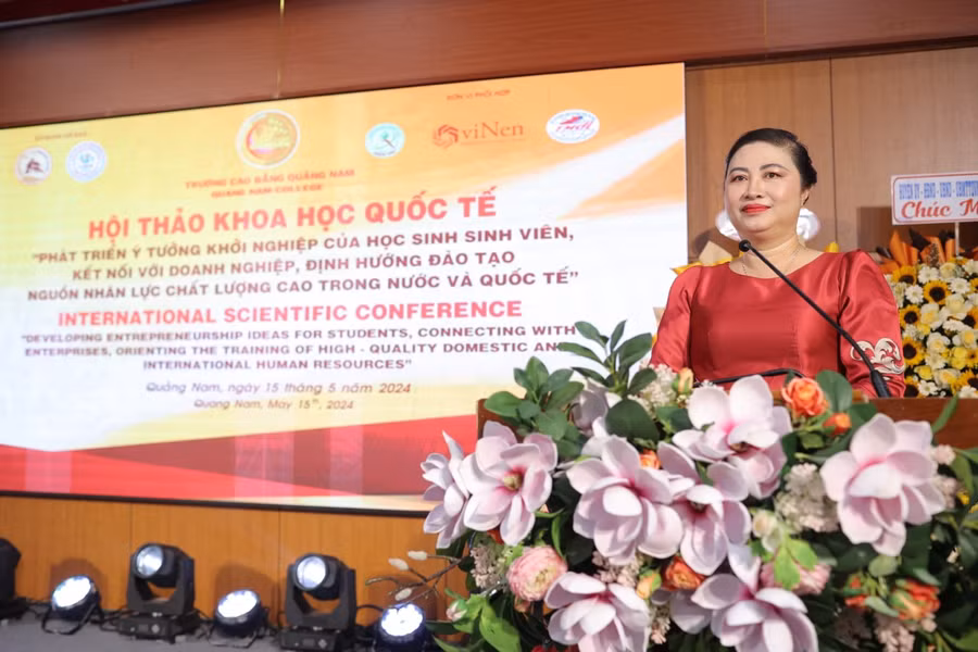 PGS.TS Vũ Thị Phương Anh - Hiệu trưởng Trường Cao đẳng Quảng Nam. PGS.TS Vũ Thị Phương Anh - Hiệu trưởng Trường Cao đẳng Quảng Nam.