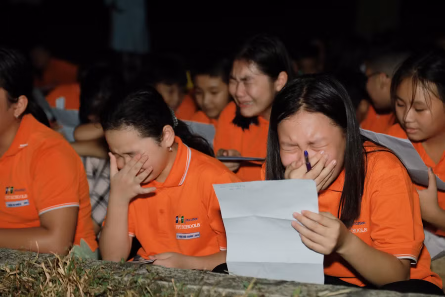 Nhiều chiến sĩ nhí òa khóc khi nhận được thư tay từ ba mẹ. Ảnh: Nguyễn Linh.