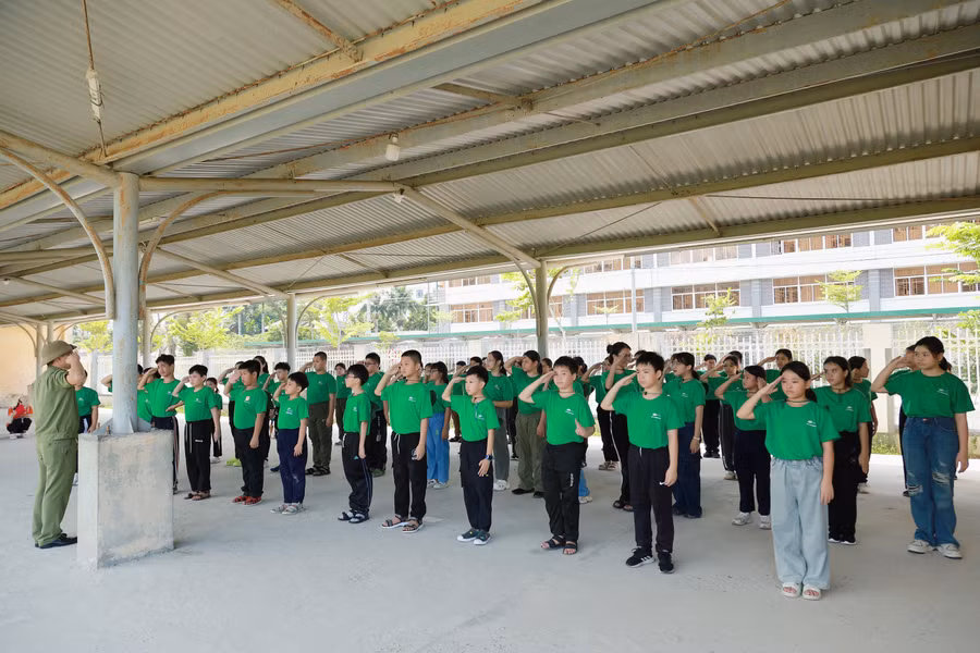 Học sinh khối 6 FPT Schools Đà Nẵng tham gia rèn luyện tập trung theo chế độ quân ngũ đầu năm học mới 2023-2024. Ảnh: Nguyễn Linh.