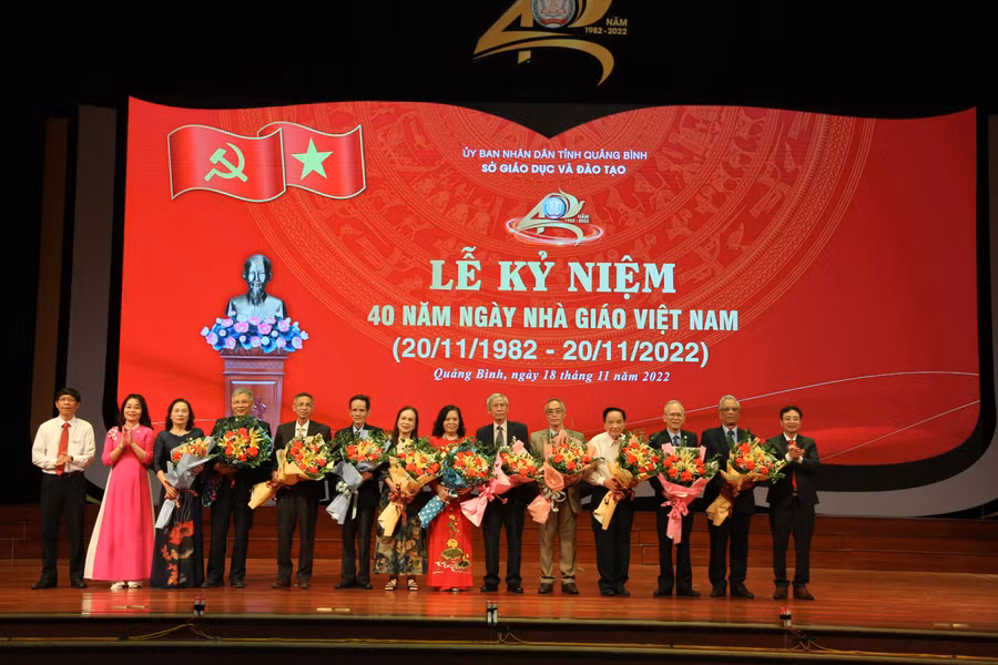 Lãnh đạo Sở GD&amp;ĐT tặng hoa tri ân các Nhà giáo Ưu tú ở Quảng Bình.