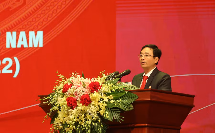 Ông Đặng Ngọc Tuấn, Giám đốc Sở GD&amp;ĐT Quảng Bình phát biểu tại Lễ kỷ niệm.
