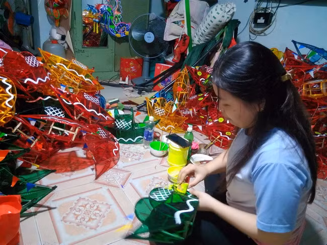 Khâu hoàn thiện trang trí cho những chiếc lồng đèn tàu biển. Khâu hoàn thiện trang trí cho những chiếc lồng đèn tàu biển.