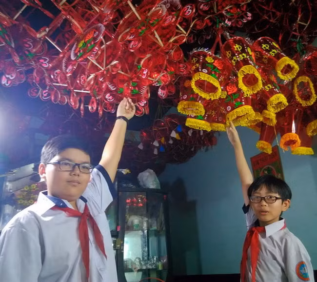 Các bạn học sinh đến trải nghiệm, tham quan tại cơ sở làm lồng đèn ở đây. Các bạn học sinh đến trải nghiệm, tham quan tại cơ sở làm lồng đèn ở đây.