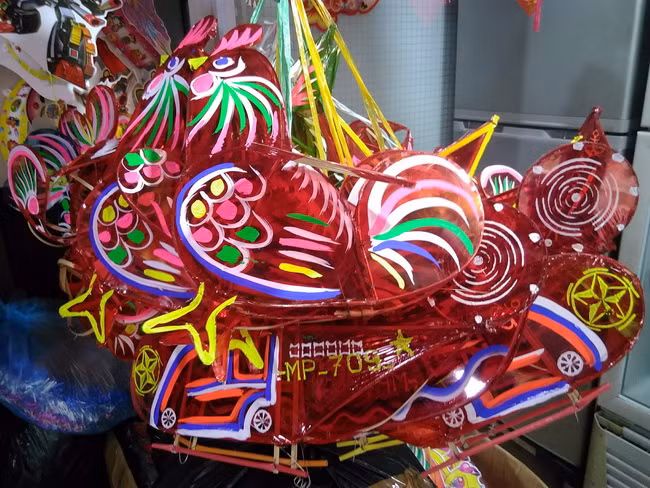 Nhiều mẫu lồng đèn truyền thống được trang trí rất đẹp mắt. Nhiều mẫu lồng đèn truyền thống được trang trí rất đẹp mắt.